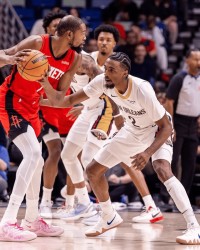 Shams：杜兰特遭遇右髌腱深度挫伤 很有可能G2复出