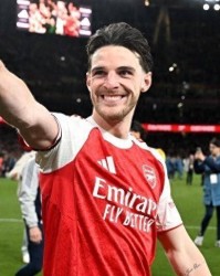 1-0后全队狂欢，唯独他黑脸警告：冠军稳了？忘了曼城怎么追9分的吗？
